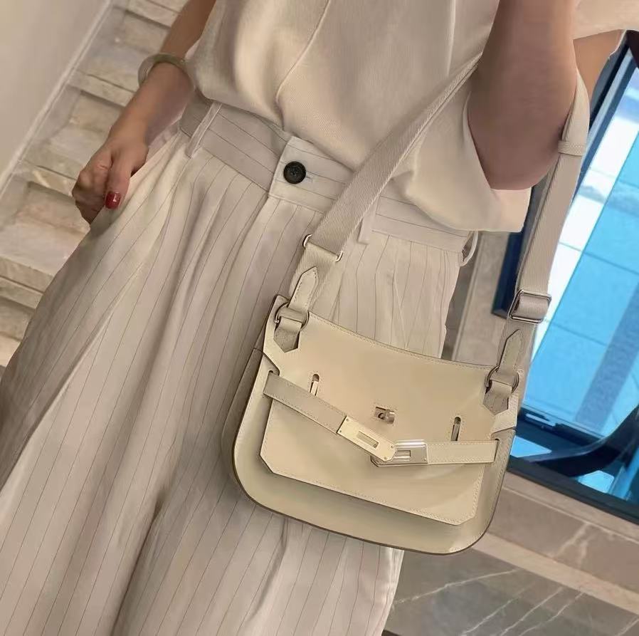 Damen Echtleder Klappe Schloss Crossbody breiter Schulterriemen Tasche photo review