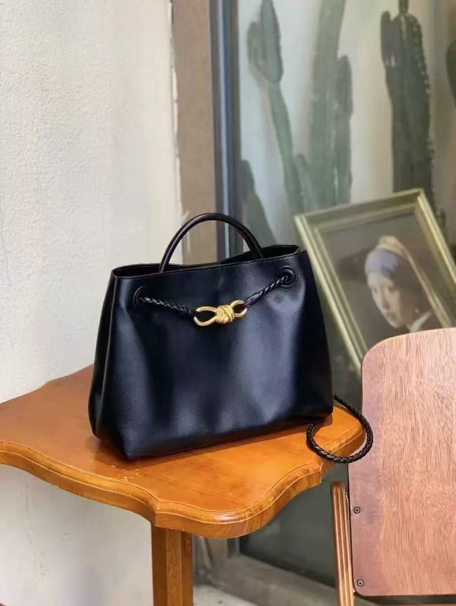 Minimalistische Damen Umhängetasche aus echtem Leder mit Schleifenverschluss photo review