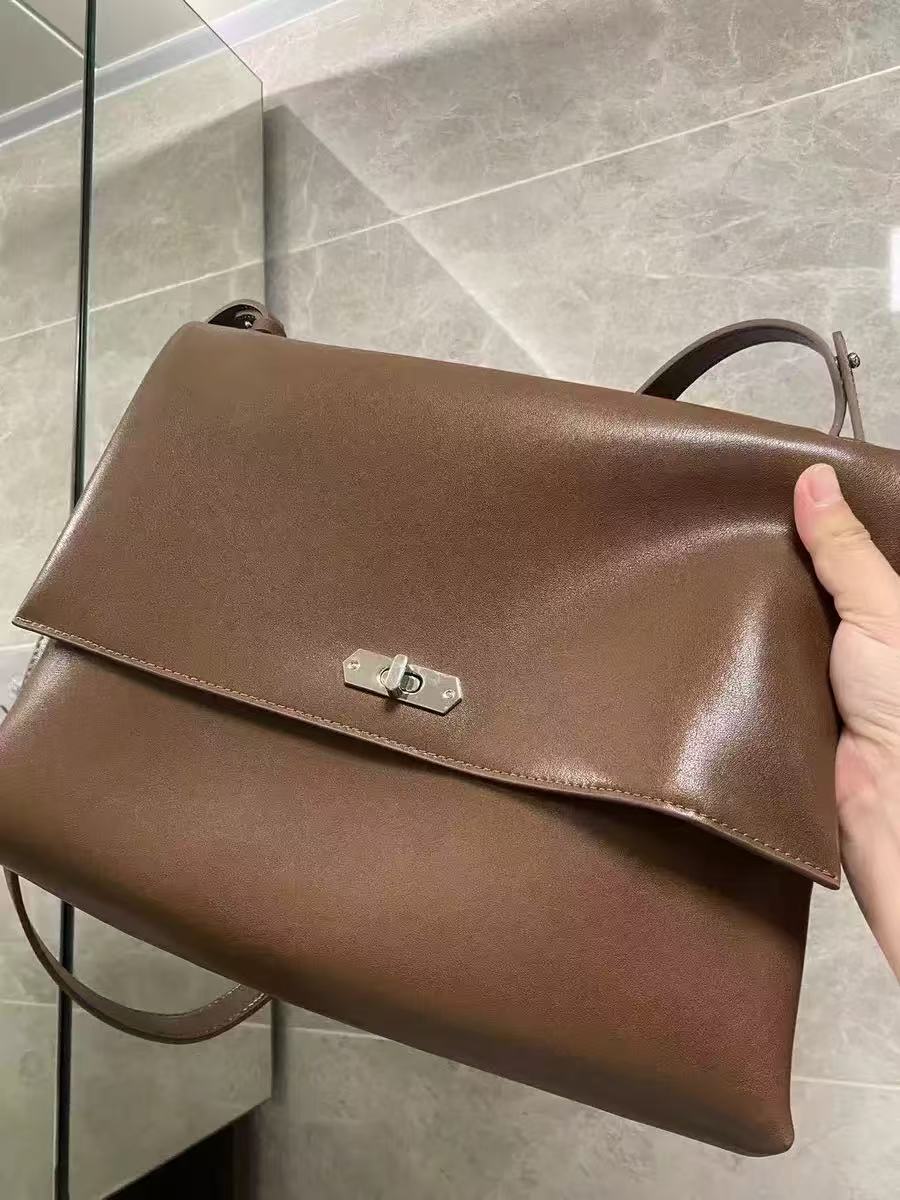 Minimalistische Damen Umhängetasche aus echtem Leder photo review