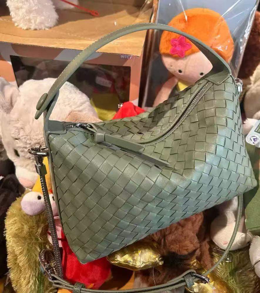 Women's Minimalist Woven Leather Chain Handbag photo review