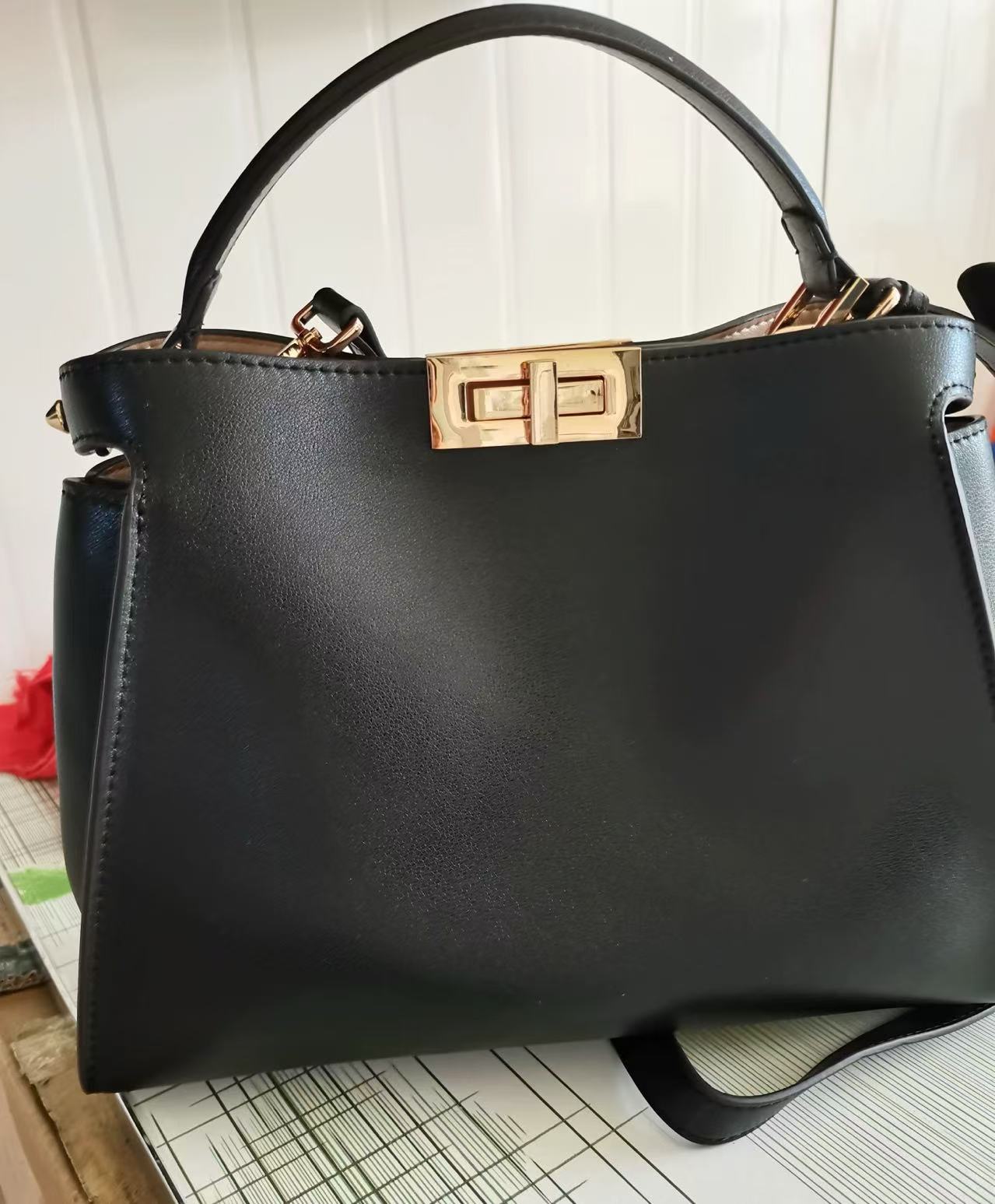 Minimalistische Damen Leder Twist-Lock Crossbody Handtasche photo review