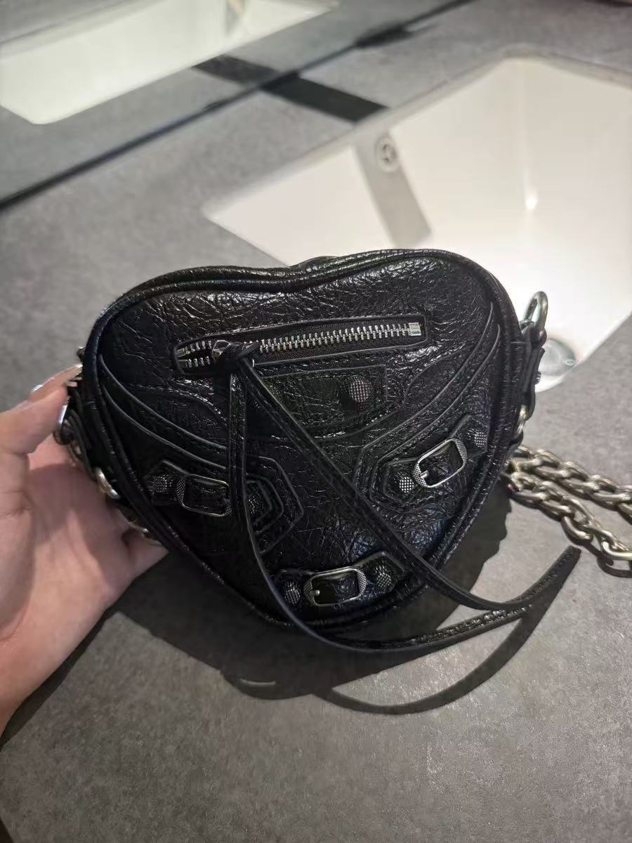 Damen Mini Leder Nieten Herz Form Crossbody Kette Tasche photo review