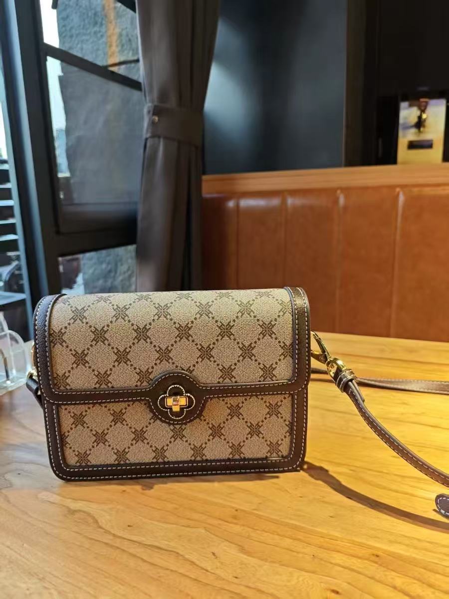Braune Lederhandtasche für Frauen mit Druckdetail photo review