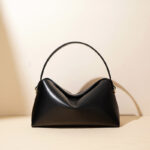 Minimalistische Handtasche aus echtem Leder in Knödelform für Damen