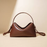 Minimalistische Handtasche aus echtem Leder in Knödelform für Damen