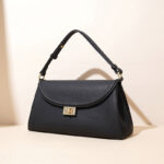Minimalistische Damenhandtasche aus echtem Leder mit Schloss
