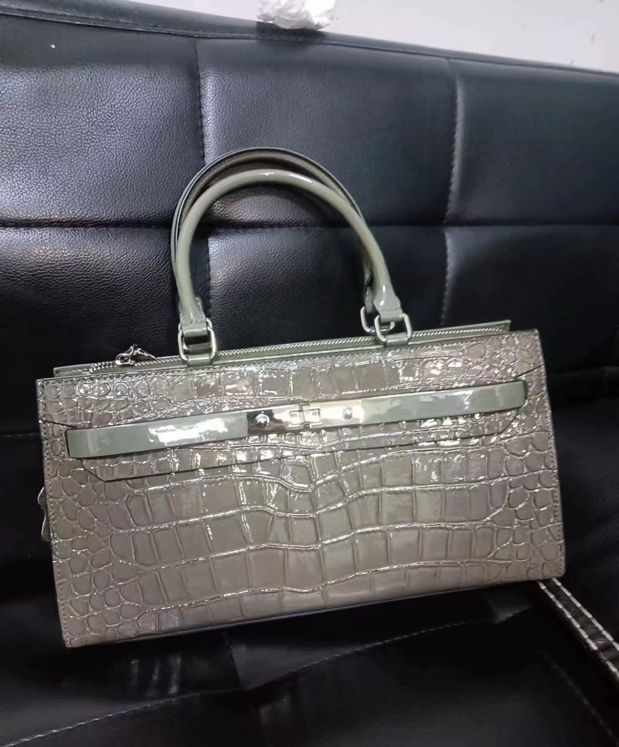 Sac à bandoulière en crocodile de cuir verni gris avec boucles sur le dessus photo review