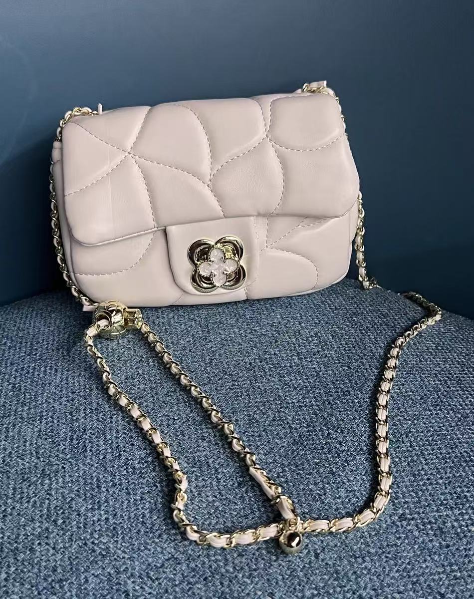 Women's Quilted Clover Messenger Crossbody Bags photo review