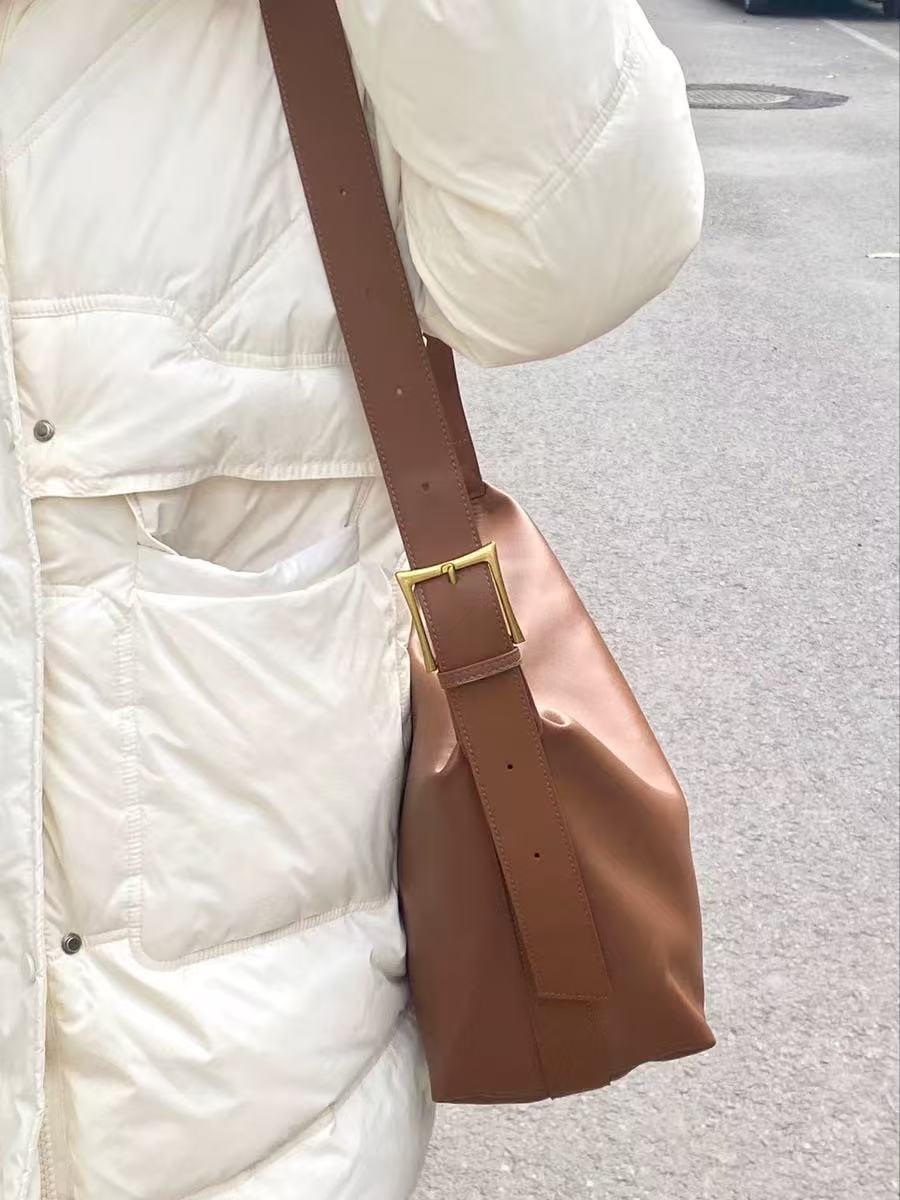 Minimalistische Damen Leder Zip-Top Hobo Umhängetasche photo review