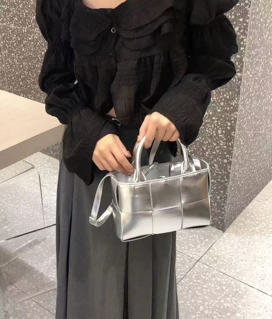 Mini-Tote-Schulter-Umhängetasche aus gewebtem Leder für Frauen photo review