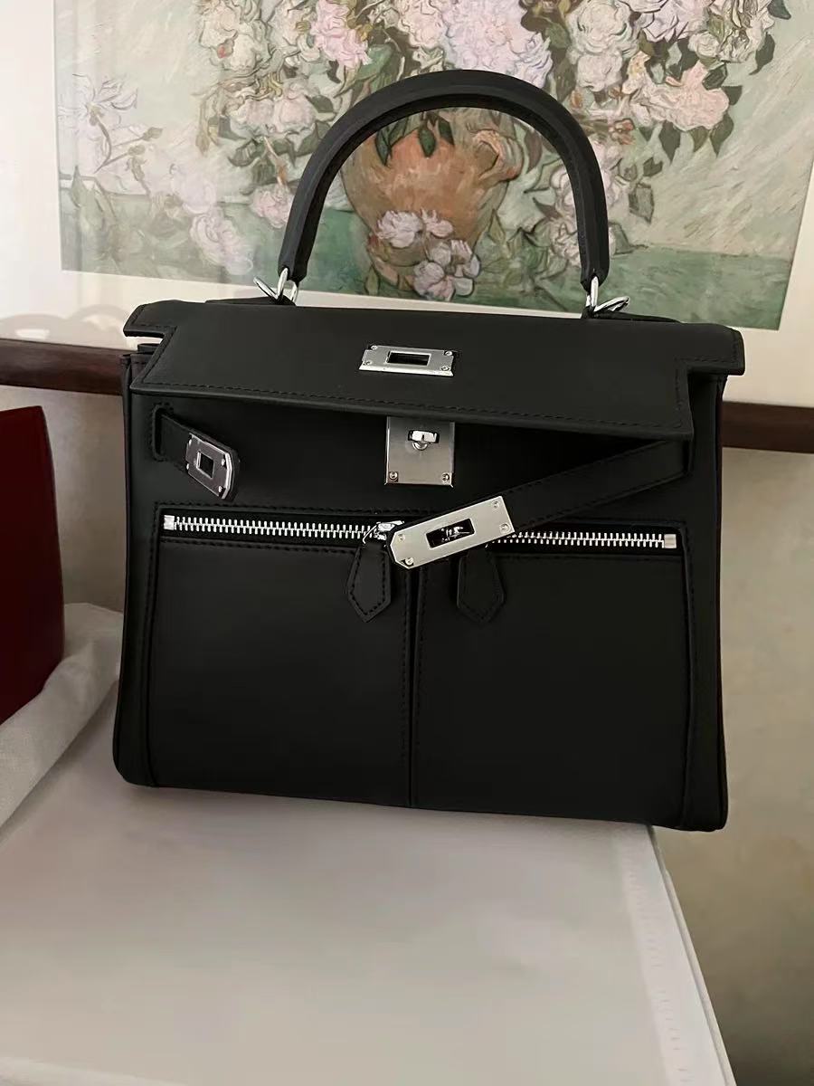 Minimalistische Damen Tasche aus echtem Leder mit zwei Reißverschlusstaschen und Verschluss am oberen Griff photo review
