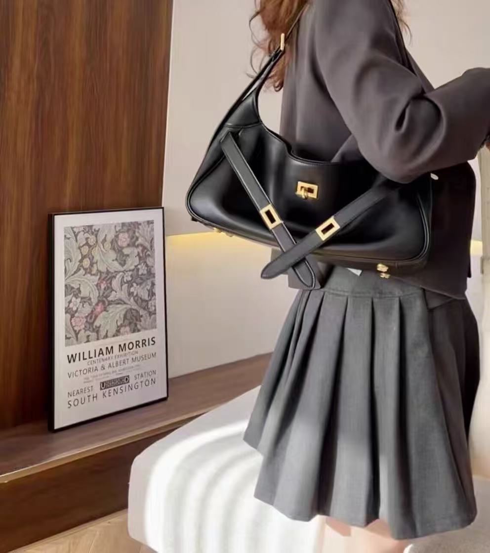 Women's Vintage Leather Lock-Clasp Shoulder Baguette Bag photo review