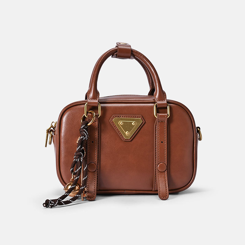Minimalistische Damen Tasche mit kissenförmigem Griff aus echtem Leder