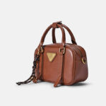 Minimalistische Damen Tasche mit kissenförmigem Griff aus echtem Leder