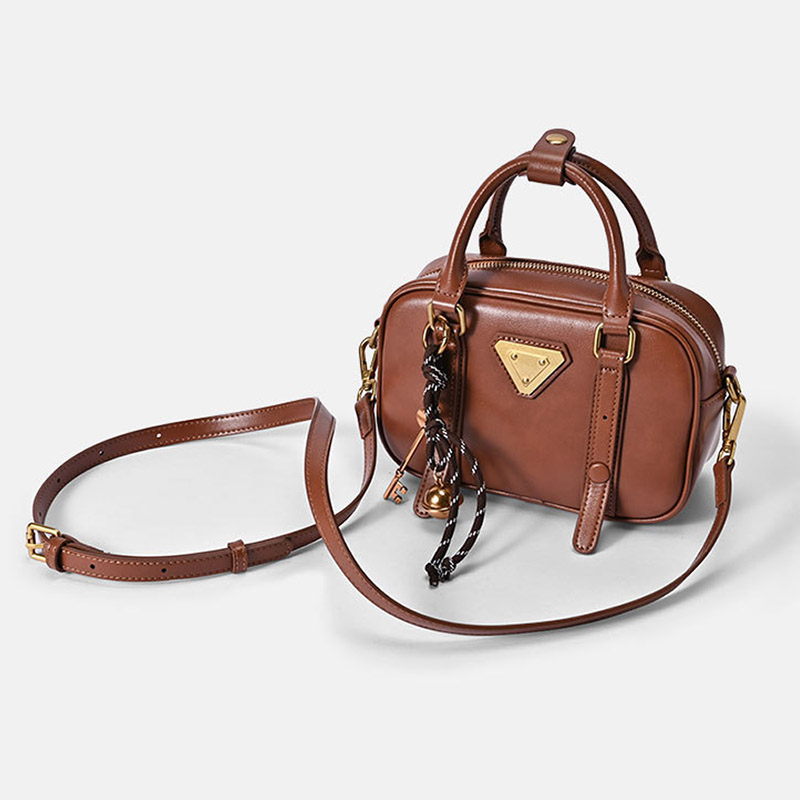Minimalistische Damen Tasche mit kissenförmigem Griff aus echtem Leder