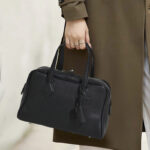 Minimalistische Echtleder Handtasche mit Reißverschluss in Kissenform für Frauen