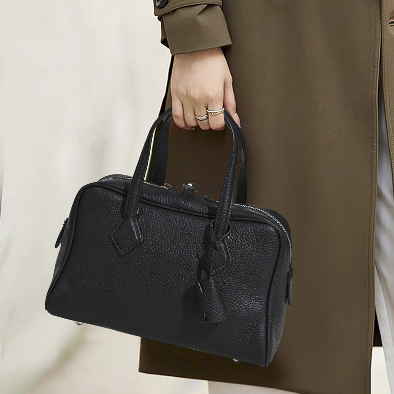 Minimalistische Echtleder Handtasche mit Reißverschluss in Kissenform für Frauen