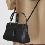 Minimalistische Echtleder Handtasche mit Reißverschluss in Kissenform für Frauen