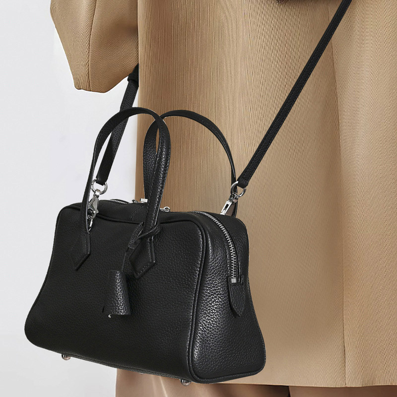 Minimalistische Echtleder Handtasche mit Reißverschluss in Kissenform für Frauen