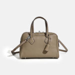 Minimalistische Echtleder Handtasche mit Reißverschluss in Kissenform für Frauen