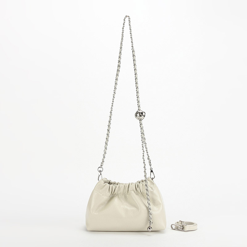 Minimalistische Damen Echtleder geraffte wolkenförmige Crossbody Kettentasche
