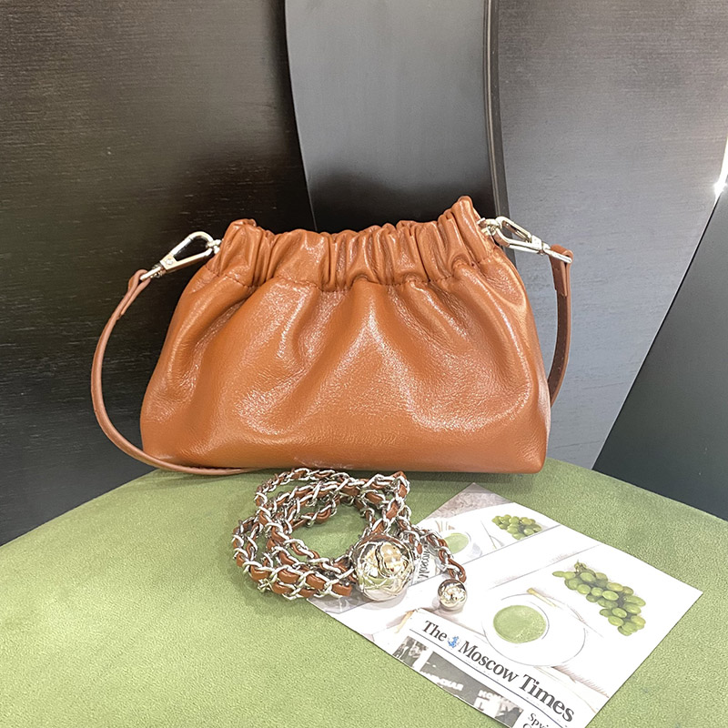 Minimalistische Damen Echtleder geraffte wolkenförmige Crossbody Kettentasche
