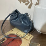 Minimalistische Damen Echtleder geraffte wolkenförmige Crossbody Kettentasche