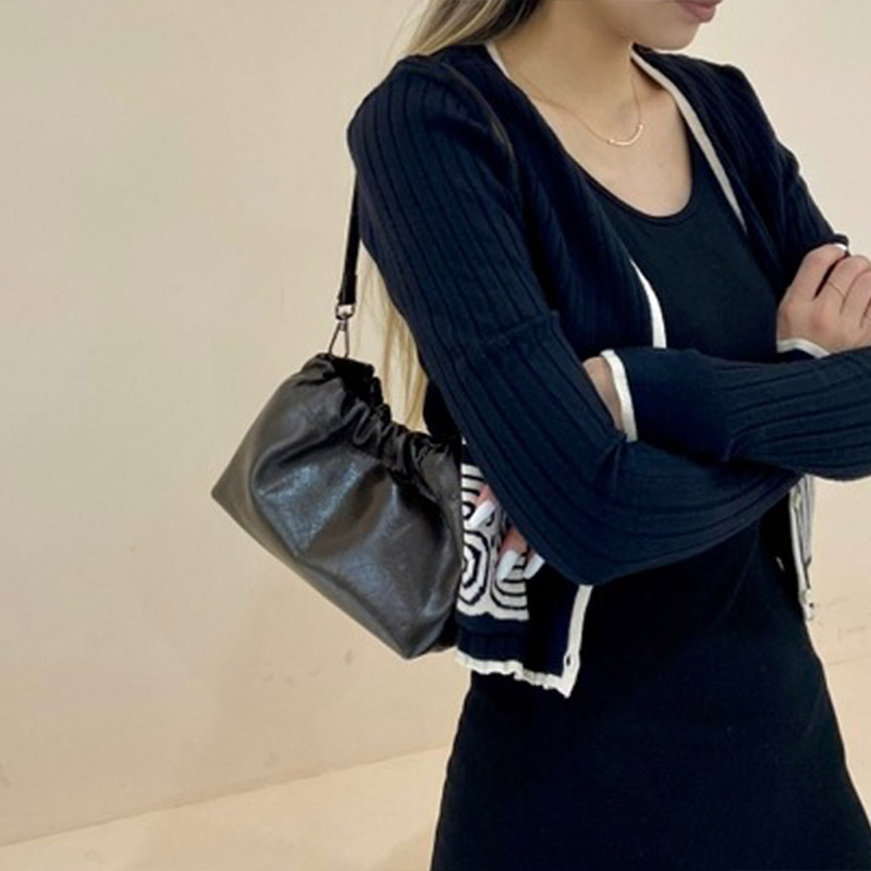 Minimalistische Damen Echtleder geraffte wolkenförmige Crossbody Kettentasche