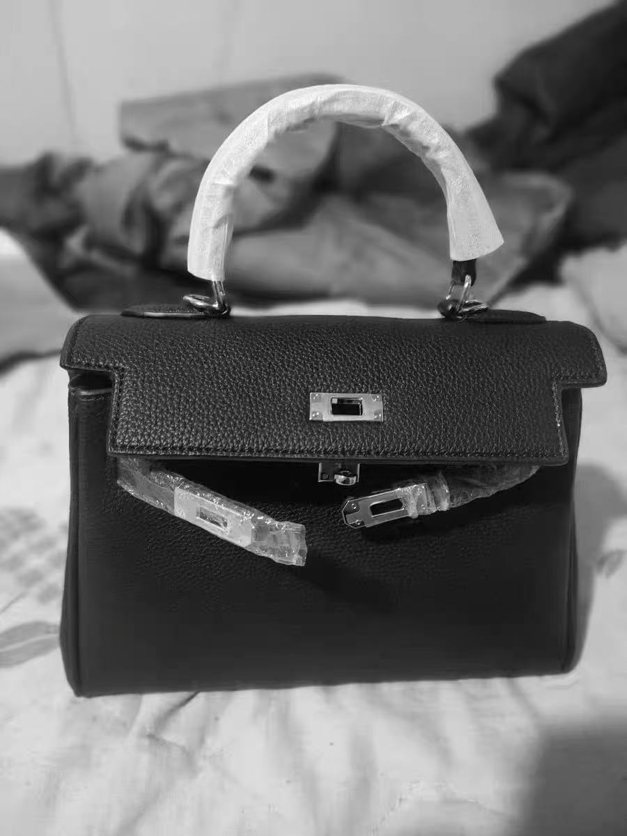 Damen Vollnarbenleder Tasche mit silbernem Henkel photo review