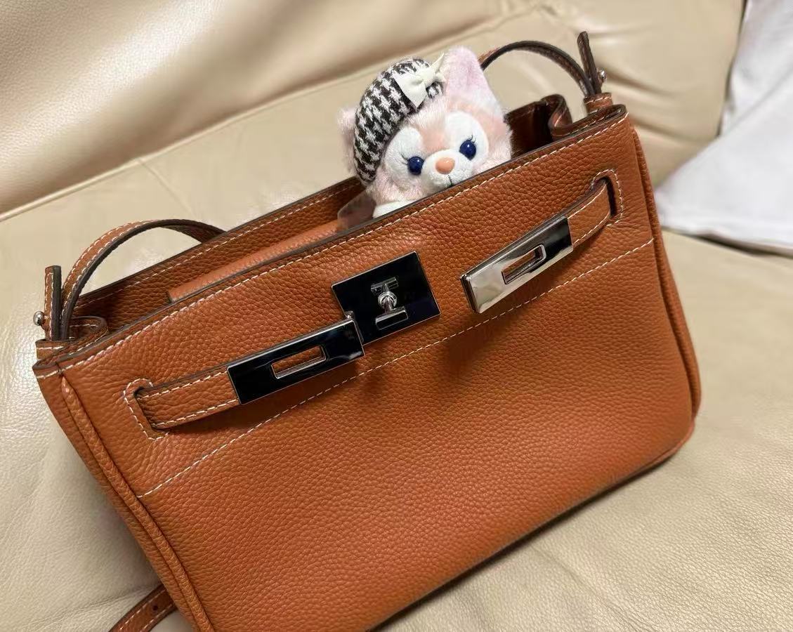 Women's Minimalist Genuine Leather Lock-Clasp Shoulder Bag photo review