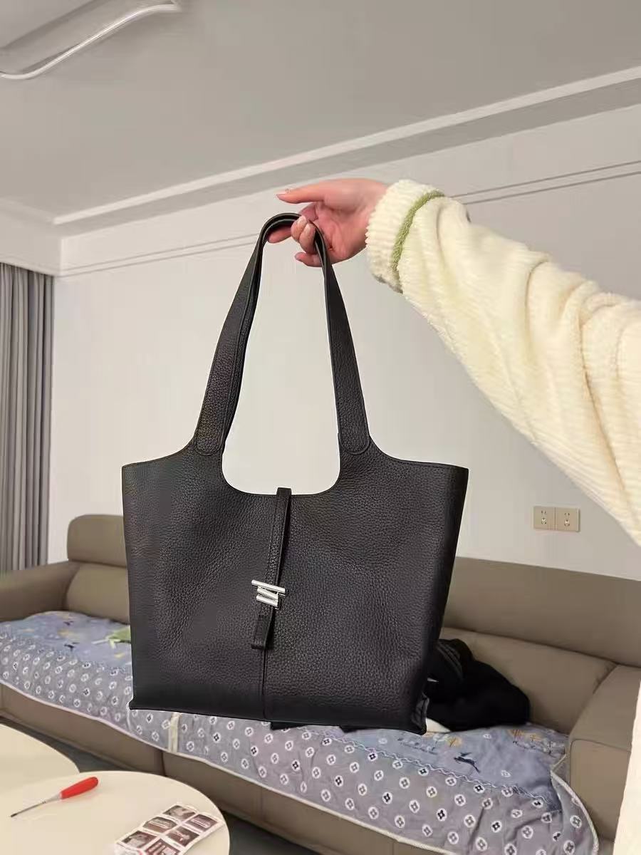Women's Minimalist Genuine Leather Tote Bag with Clasp Detail photo review