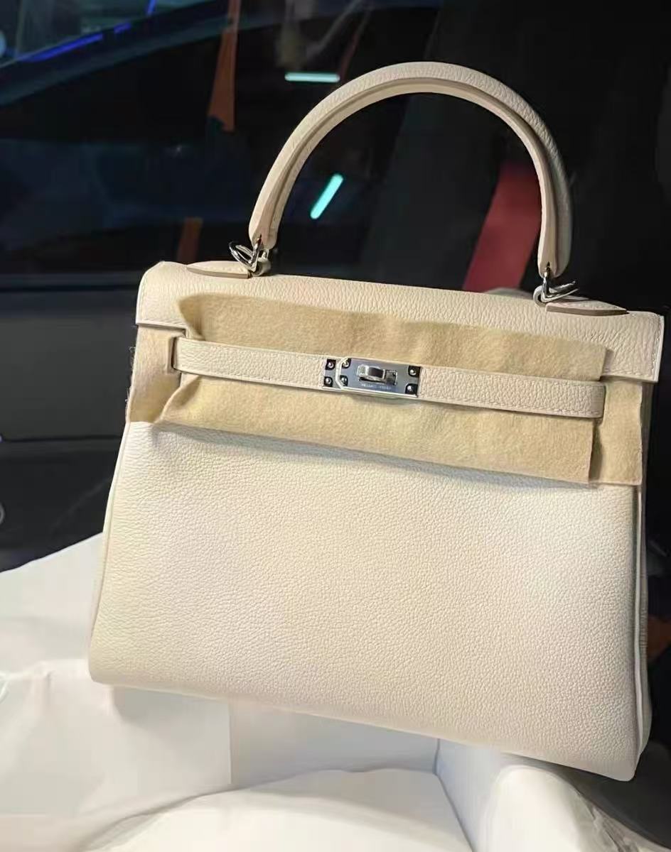 Damen Vollnarbenleder Tasche mit silbernem Henkel photo review