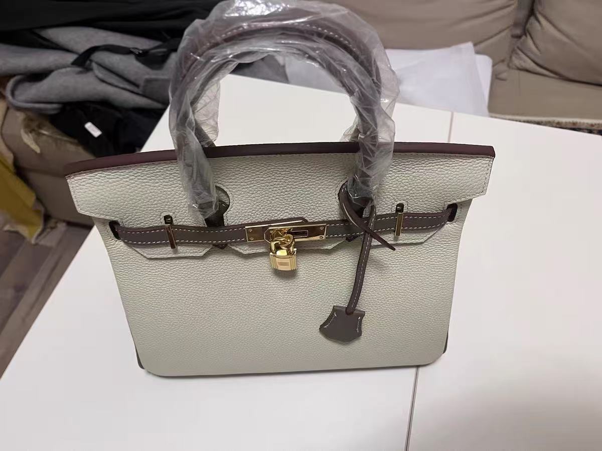 Damen Vollnarbenleder Color-Block Gold Lock Closure Henkeltasche mit Schlüssel & Schloss und Schlüsselriemen photo review