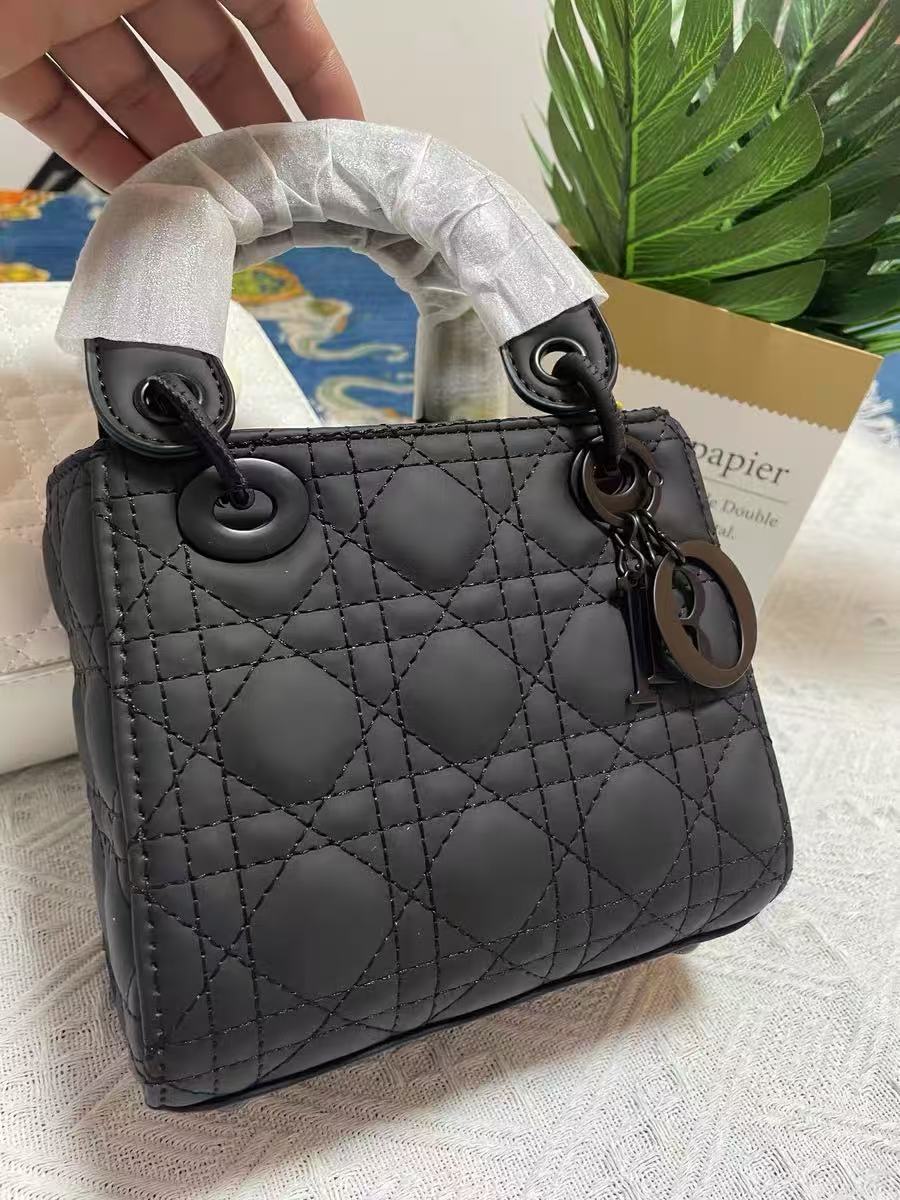Damen Wildleder Lammfell Leder Gesteppte Schulterriemen Tote Bag photo review
