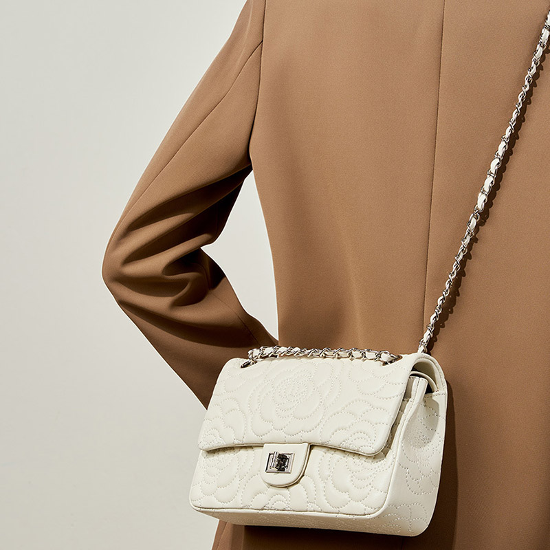 Women's Minimalist Lambskin Leather Camellia Quilted Chain Shoulder Bag In Silver Lock