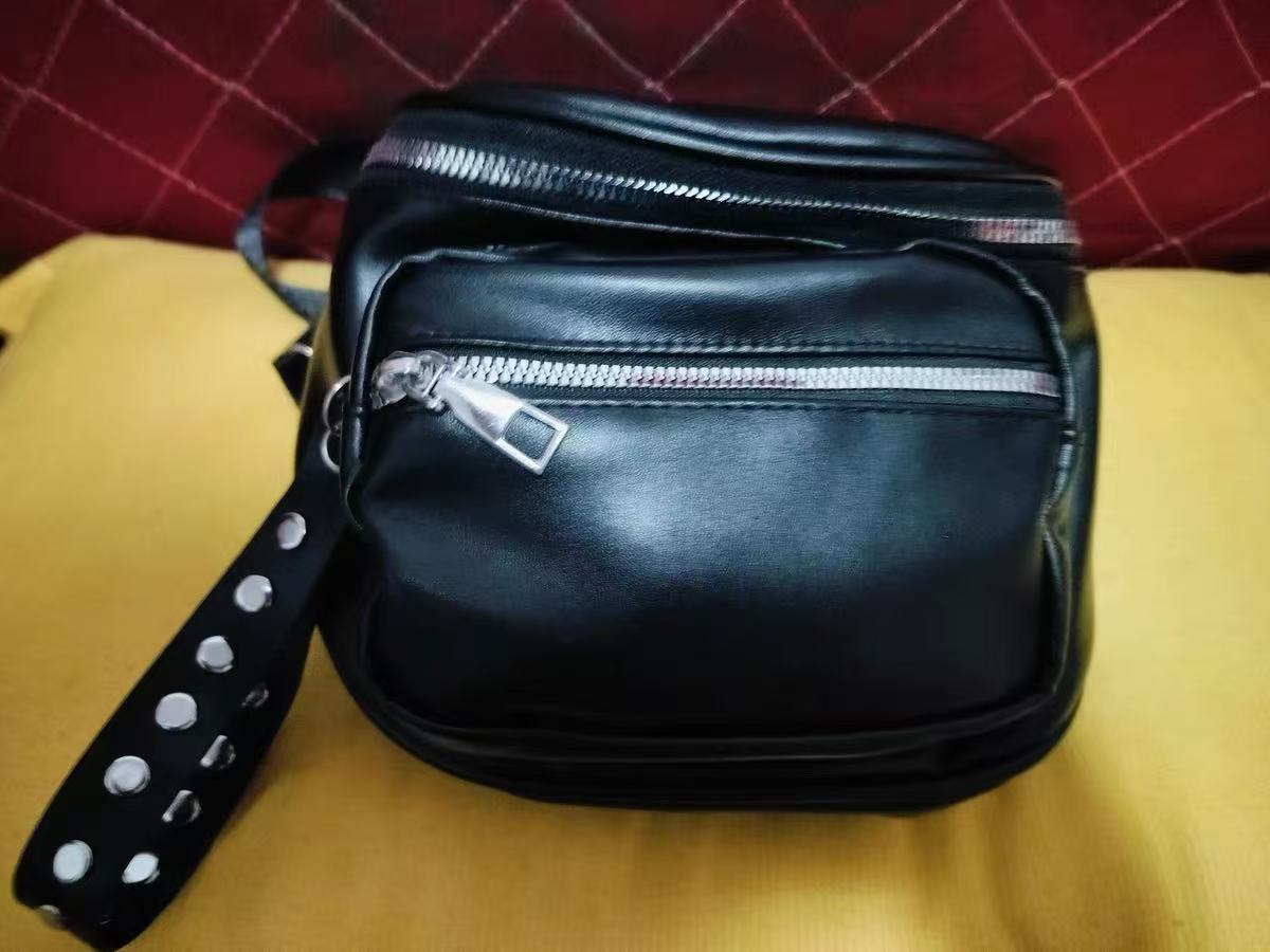 Black Studded Wristlet Boxed Zipper Crossbody Fanny Packs photo review