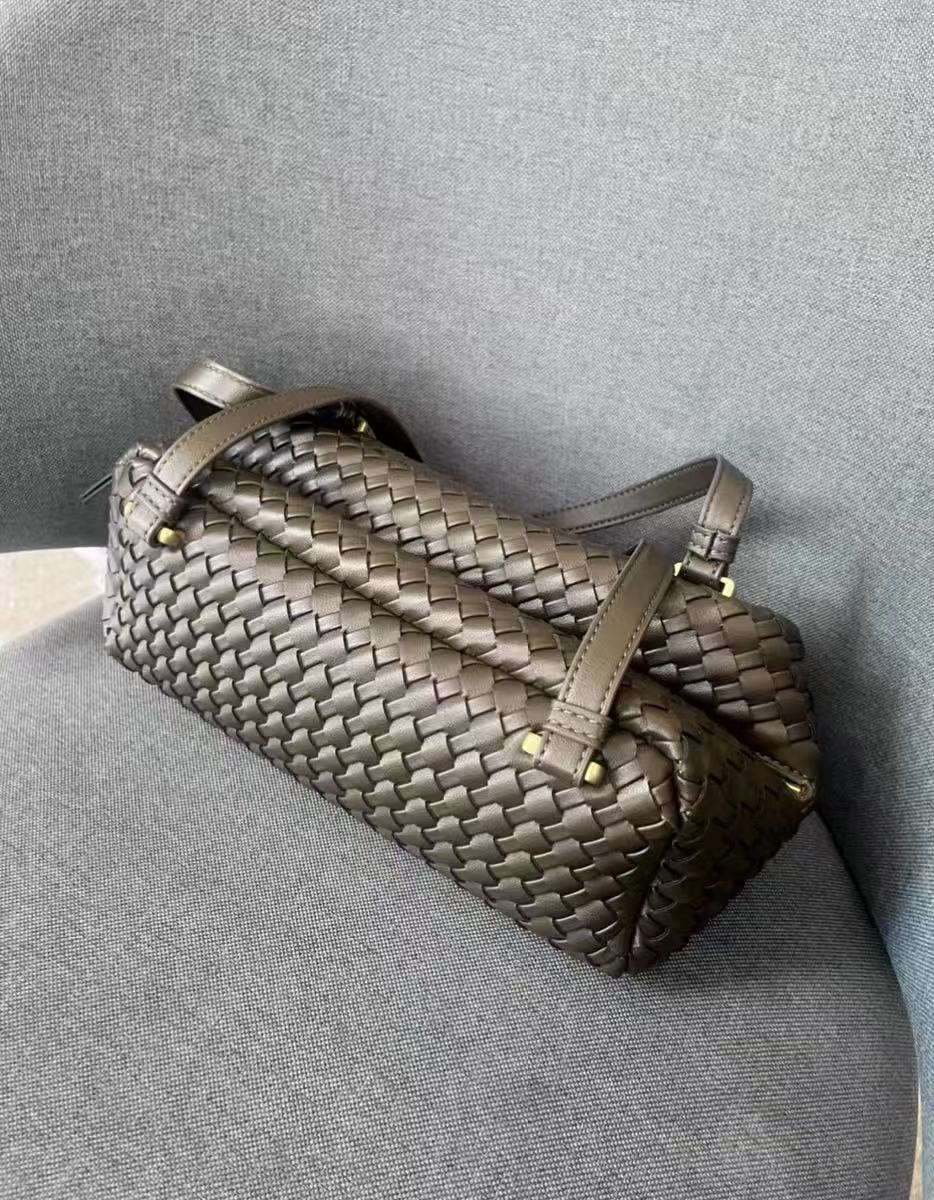 Women's Minimalist Woven Genuine Leather Shoulder Bag photo review