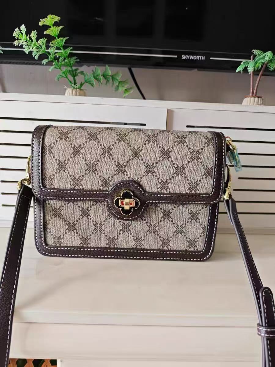 Braune Lederhandtasche für Frauen mit Druckdetail photo review