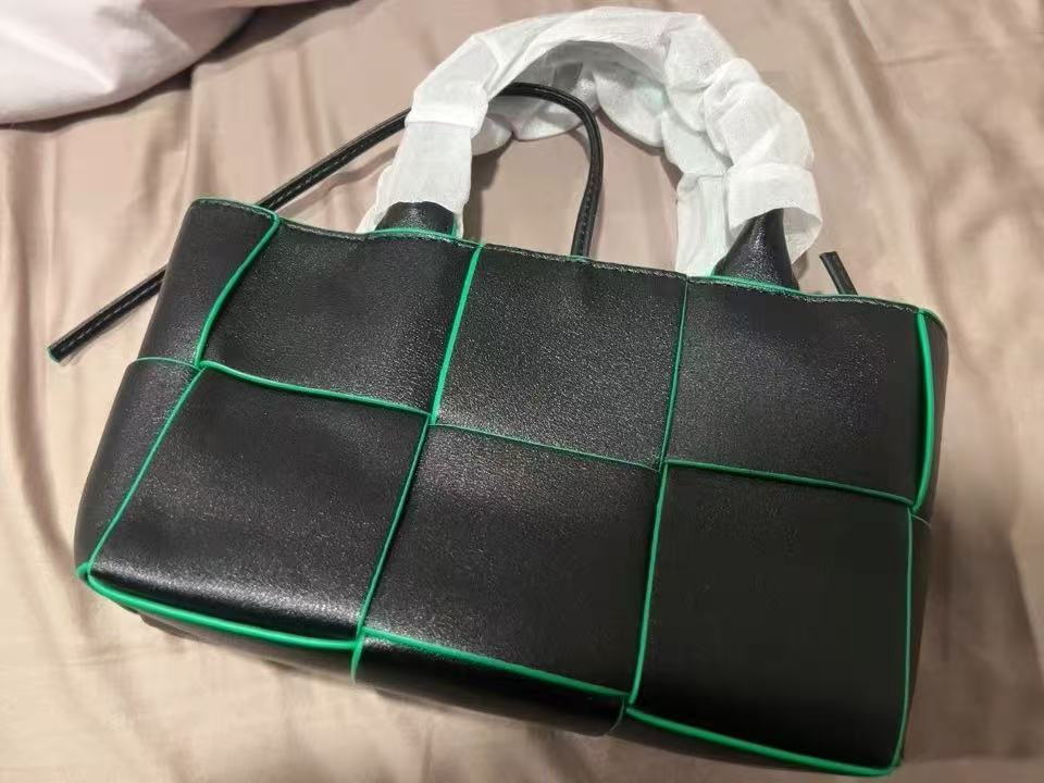 Mini-Tote-Schulter-Umhängetasche aus gewebtem Leder für Frauen photo review