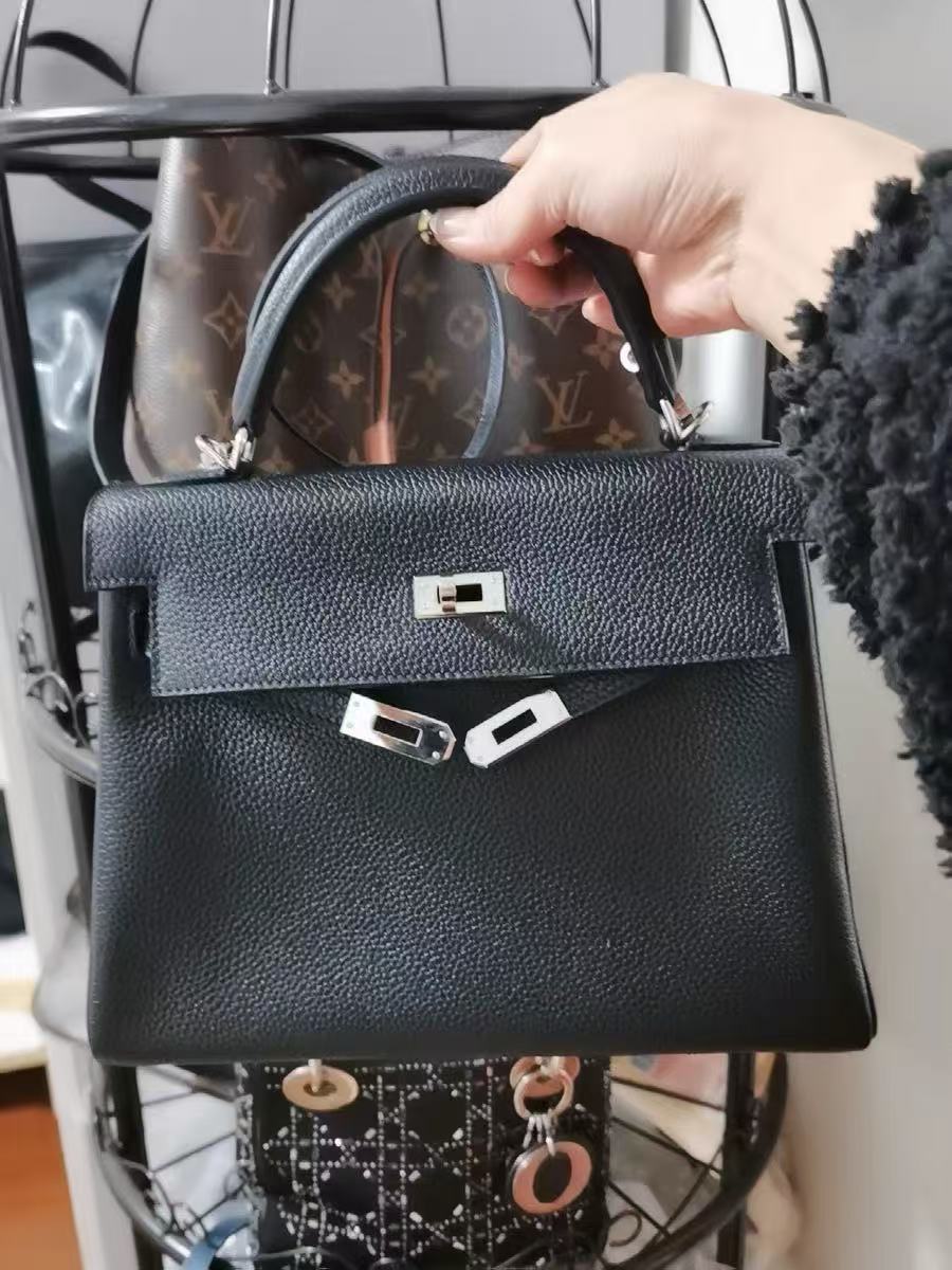 Damen Vollnarbenleder Tasche mit silbernem Henkel photo review