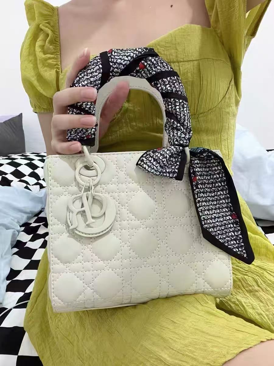 Damen Wildleder Lammfell Leder Gesteppte Schulterriemen Tote Bag photo review