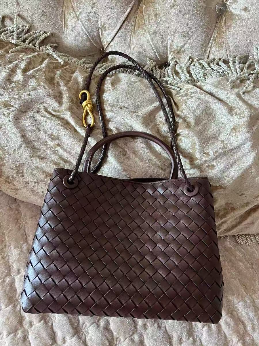 Women's Woven Leather Crossbody Top Handle Bag mit Diamanten-Muster photo review