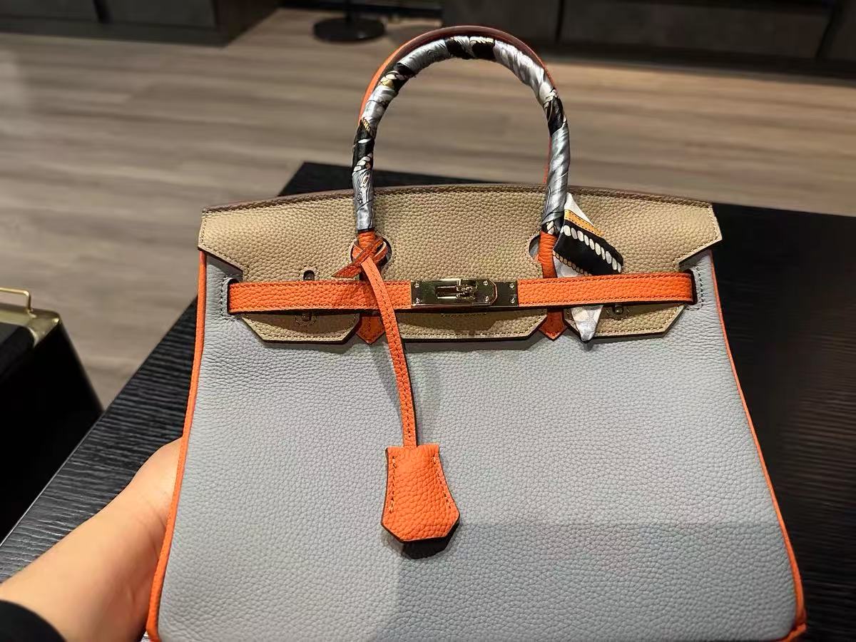 Damen Vollnarbenleder Color-Block Gold Lock Closure Henkeltasche mit Schlüssel & Schloss und Schlüsselriemen photo review