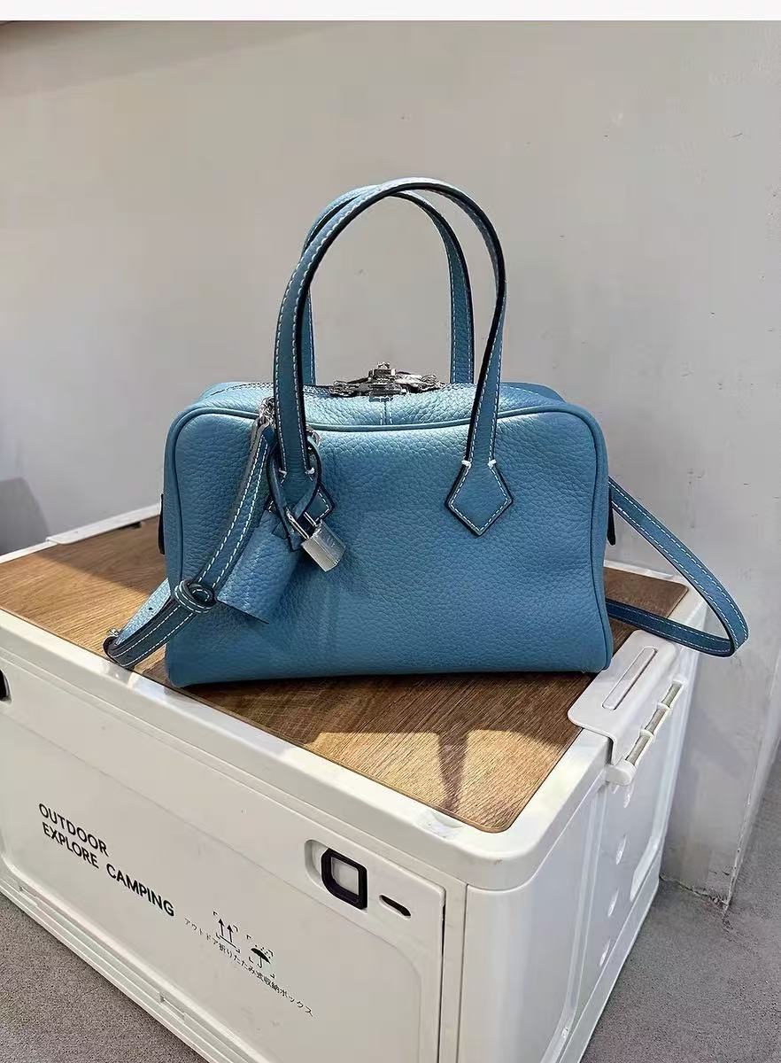 Minimalistische Echtleder Handtasche mit Reißverschluss in Kissenform für Frauen photo review
