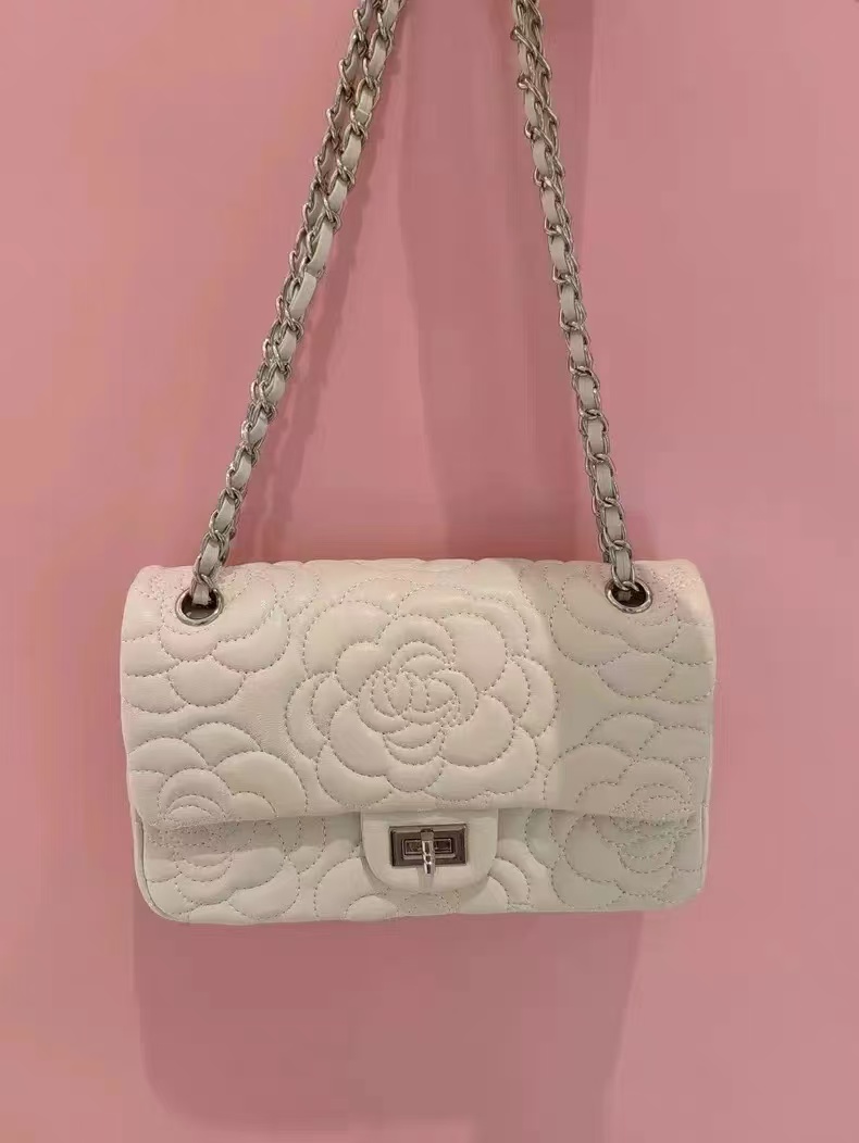 Women's Minimalist Lambskin Leather Camellia Quilted Chain Shoulder Bag In Silver Lock photo review
