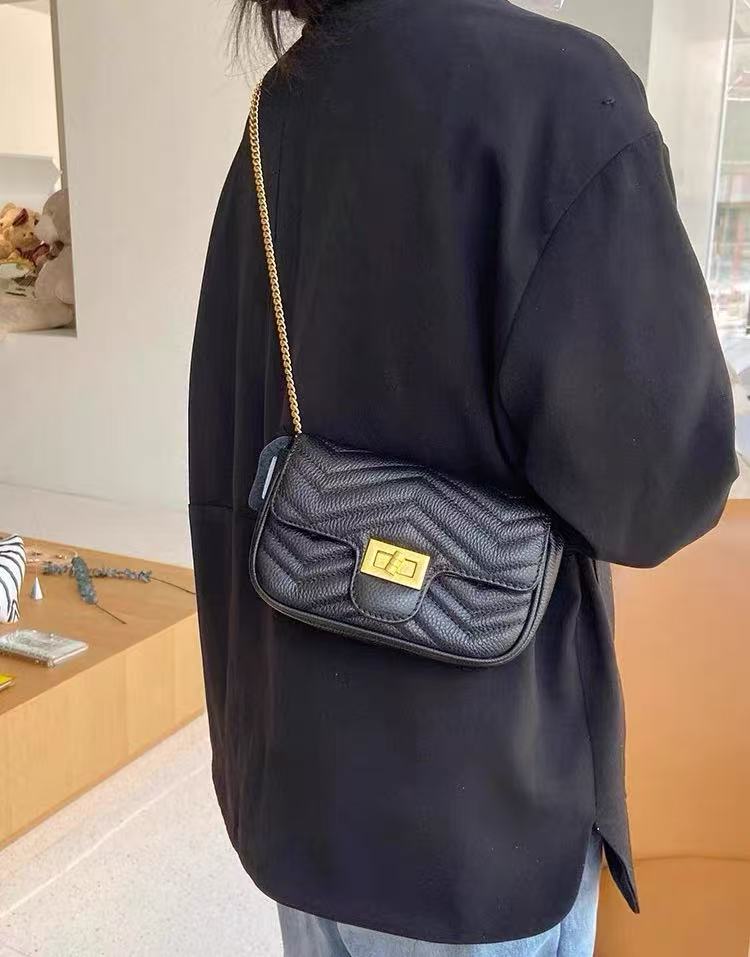 Damen Vintage gesteppt echtes Leder Schloss-Verschluss Crossbody Kette Tasche photo review