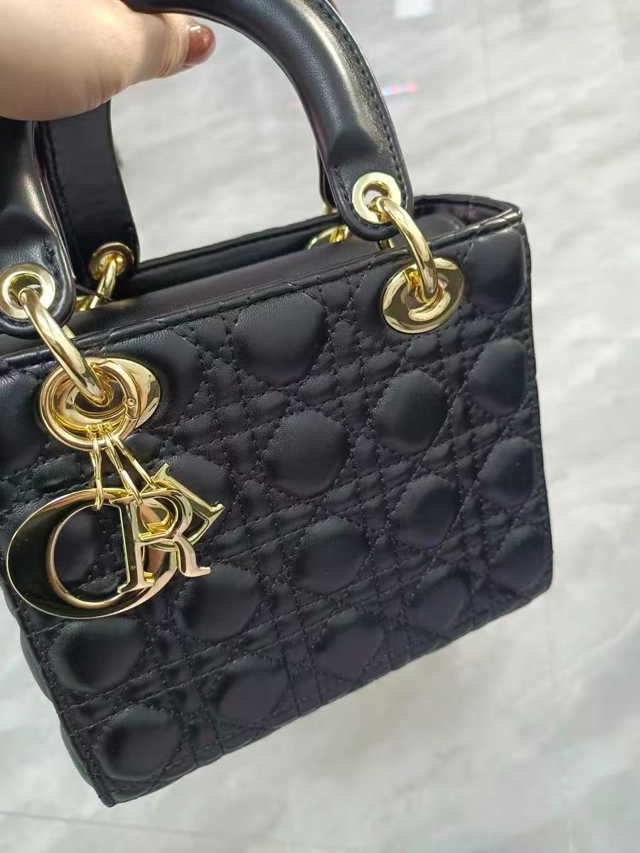 Kleine gesteppte minimalistische Damenhandtasche mit goldener Hardware photo review