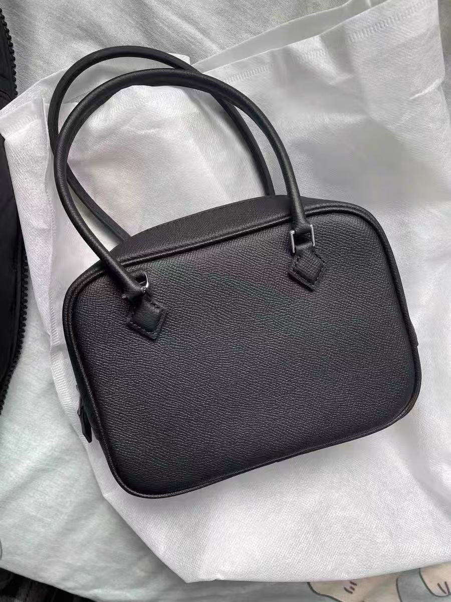 Minimalistische Damen-Reißverschlusstasche aus echtem Leder mit oberem Griff photo review