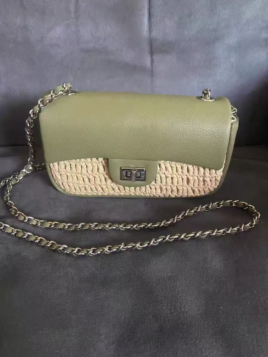 Minimalistische Damen Crossbody Tasche aus gewebtem Stroh und Leder mit silberner Hardware photo review