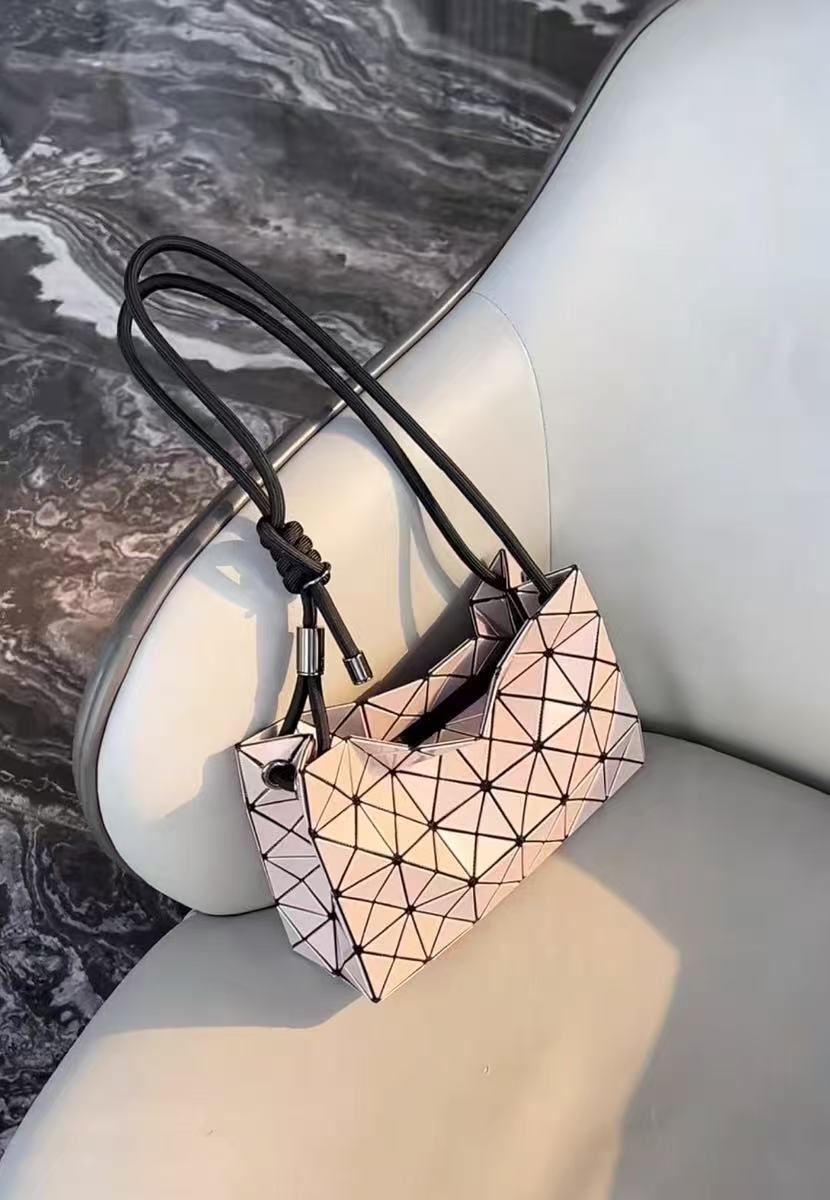 Minimalistische gesteppte Damen Umhängetasche mit Kordelzug photo review